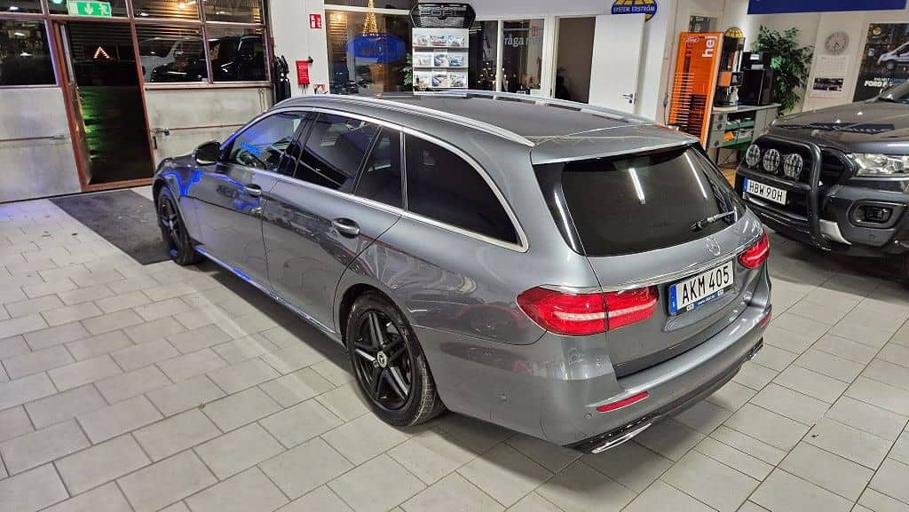 AKM405 · Mercedes-Benz E-Klass 2018 diesel-kombi framifrån — Transport Bil Syd Skåne