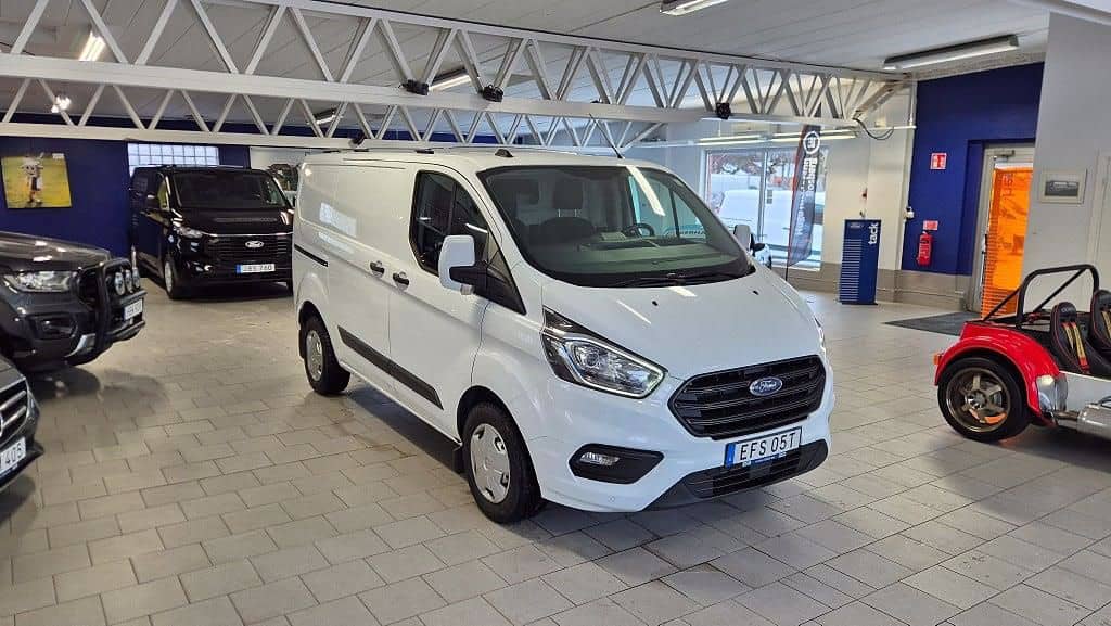 EFS05T · Ford Transit Custom 2022 diesel-transportbil - skåp framifrån — Transport Bil Syd Skåne