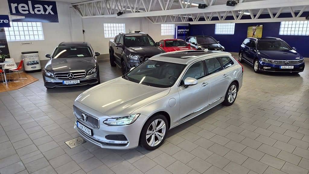 SBK978 · Volvo V90 2022 hybrid-kombi framifrån — Transport Bil Syd Skåne