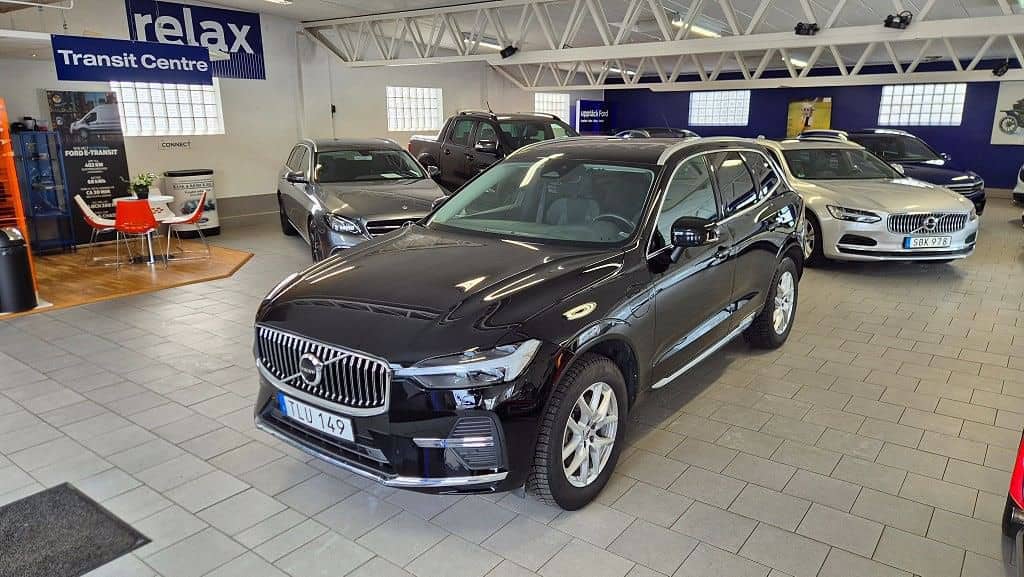 TLU149 · Volvo XC60 2023 hybrid-suv framifrån — Transport Bil Syd Skåne