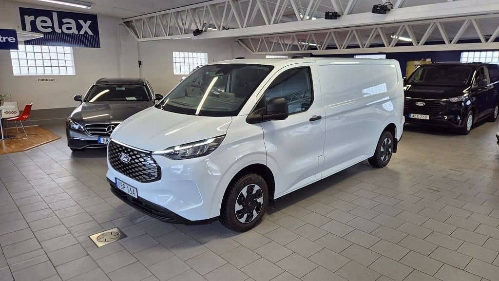 UBP16A · Ford E-Transit Custom 2025 elektrisk transportbil - skåp framifrån — Transport Bil Syd Skåne