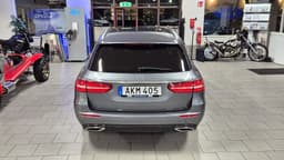 AKM405 · Mercedes-Benz E-Klass 2018 diesel-kombi baksäte interiör — Transport Bil Syd Skåne