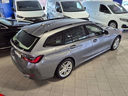 FRA139 · BMW 330e 2023 hybrid-kombi instrumentpanel — Transport Bil Syd Skåne