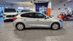 HWP38C · Ford Focus 2019 diesel-halvkombi bakifrån — Transport Bil Syd Skåne