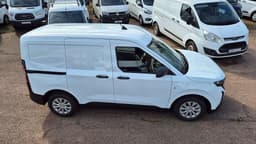 RDH73N · Ford Transit Courier 2024 diesel-transportbil - skåp instrumentpanel — Transport Bil Syd Skåne