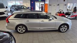 SBK978 · Volvo V90 2022 hybrid-kombi lastutrymme — Transport Bil Syd Skåne