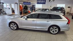 SBK978 · Volvo V90 2022 hybrid-kombi baksäte interiör — Transport Bil Syd Skåne