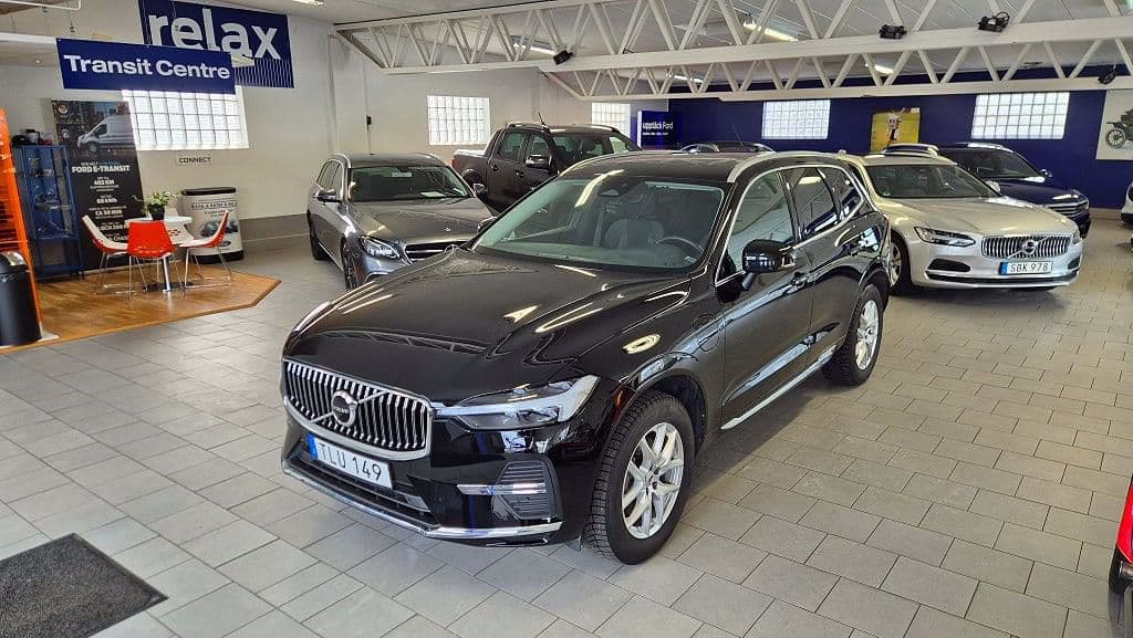 TLU149 · Volvo XC60 2023 hybrid-suv framifrån — Transport Bil Syd Skåne