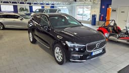 TLU149 · Volvo XC60 2023 hybrid-suv bakifrån — Transport Bil Syd Skåne