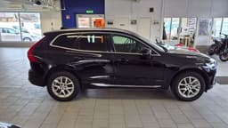 TLU149 · Volvo XC60 2023 hybrid-suv förarplats interiör — Transport Bil Syd Skåne