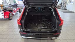TLU149 · Volvo XC60 2023 hybrid-suv baksäte interiör — Transport Bil Syd Skåne