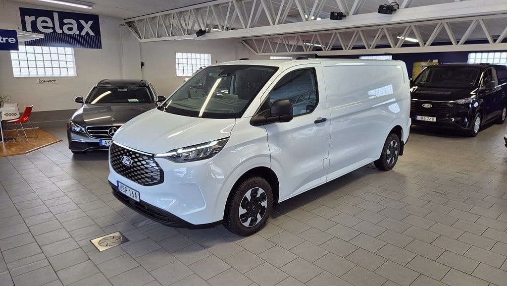 UBP16A · Ford E-Transit Custom 2025 elektrisk transportbil - skåp framifrån — Transport Bil Syd Skåne