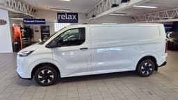 UBP16A · Ford E-Transit Custom 2025 elektrisk transportbil - skåp baksäte interiör — Transport Bil Syd Skåne