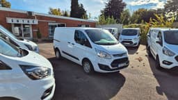 YOY305 · Ford Transit Custom 2017 diesel-transportbil - skåp framifrån — Transport Bil Syd Skåne