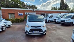 YWP384 · Ford Transit Custom 2018 diesel-transportbil - skåp däck och fälg — Transport Bil Syd Skåne