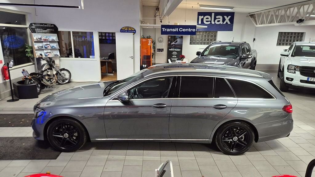 AKM405 · Mercedes-Benz E-Klass 2018 diesel-kombi bakifrån — Transport Bil Syd Skåne