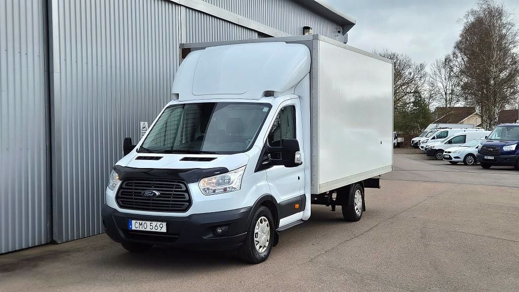 CMO569 · Ford Transit 350 2019 diesel-transportbil - flak framifrån — Transport Bil Syd Skåne