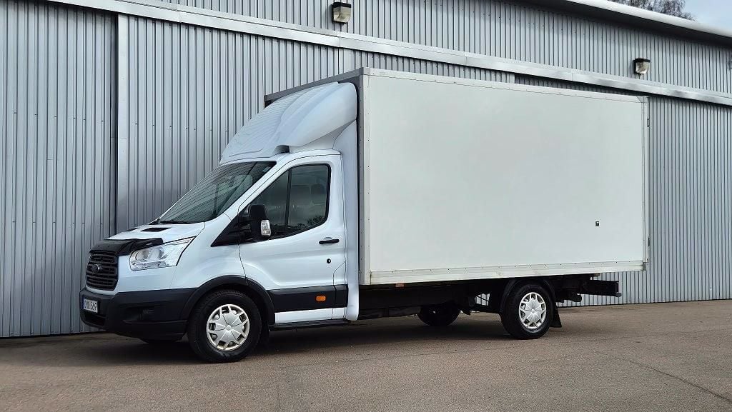 CMO569 · Ford Transit 350 2019 diesel-transportbil - flak från sidan — Transport Bil Syd Skåne