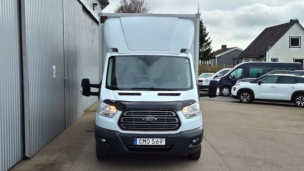 CMO569 · Ford Transit 350 2019 diesel-transportbil - flak bakifrån — Transport Bil Syd Skåne