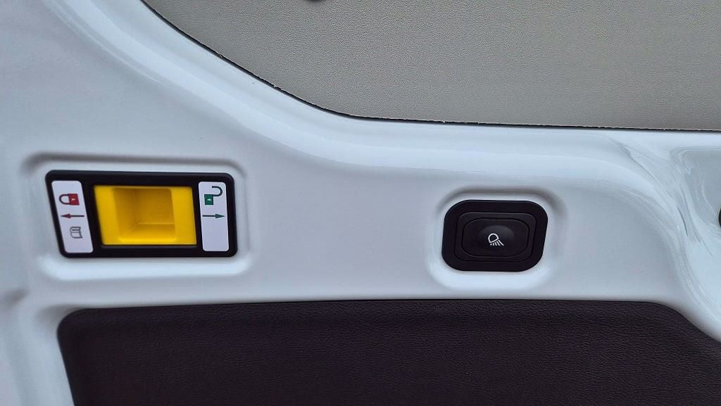 DRG14B · Ford Transit 350 2023 diesel-transportbil - skåp förarplats interiör — Transport Bil Syd Skåne