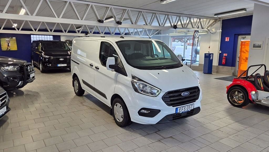 EFS05T · Ford Transit Custom 2022 diesel-transportbil - skåp framifrån — Transport Bil Syd Skåne