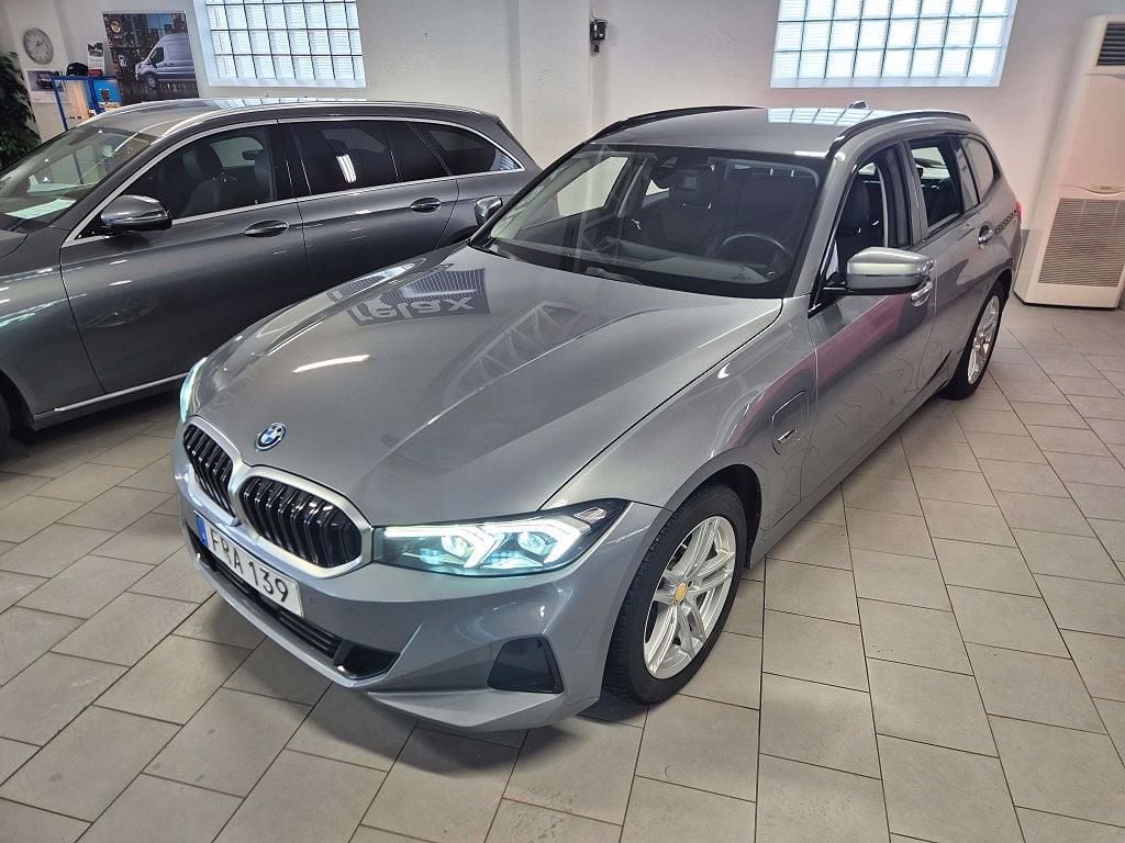 FRA139 · BMW 330e 2023 hybrid-kombi framifrån — Transport Bil Syd Skåne