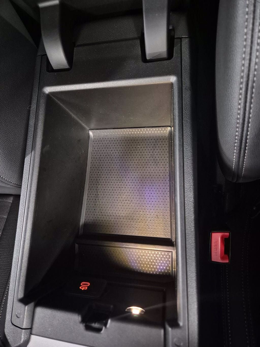 FRA139 · BMW 330e 2023 hybrid-kombi bakifrån — Transport Bil Syd Skåne