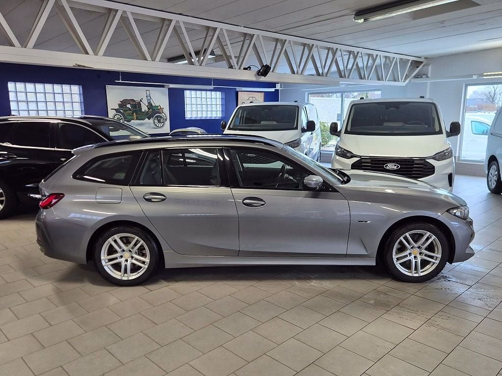 FRA139 · BMW 330e 2023 hybrid-kombi förarplats interiör — Transport Bil Syd Skåne
