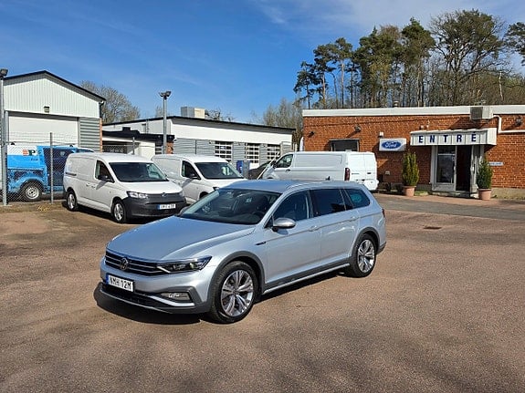 NMH12M · Volkswagen Passat Alltrack 2023 diesel-kombi framifrån — Transport Bil Syd Skåne