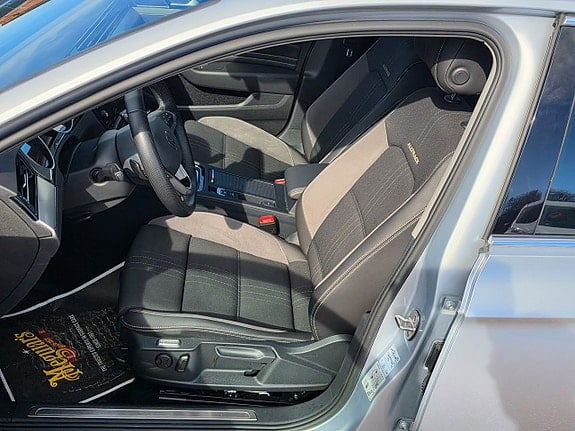 NMH12M · Volkswagen Passat Alltrack 2023 diesel-kombi från sidan — Transport Bil Syd Skåne