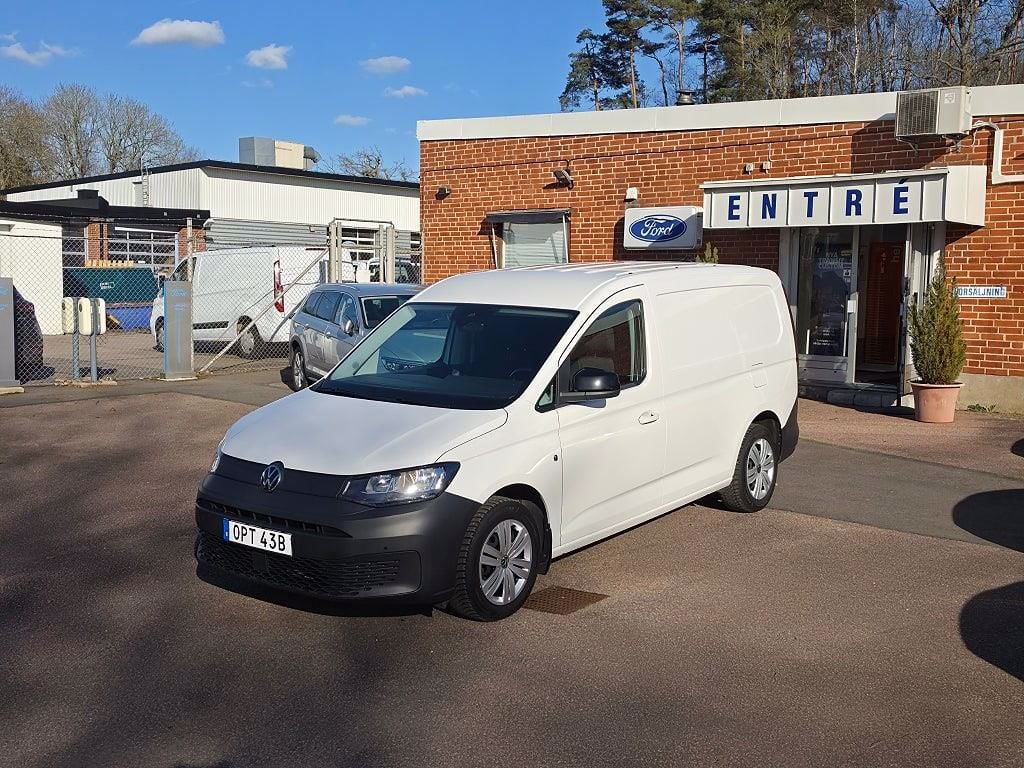 OPT43B · Volkswagen Caddy Maxi 2022 diesel-transportbil - skåp framifrån — Transport Bil Syd Skåne