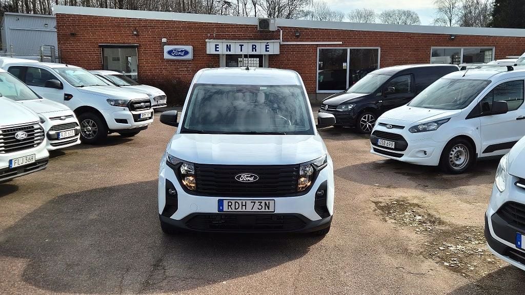 RDH73N · Ford Transit Courier 2024 diesel-transportbil - skåp från sidan — Transport Bil Syd Skåne