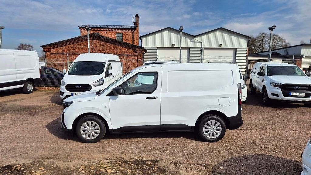 RDH73N · Ford Transit Courier 2024 diesel-transportbil - skåp bakifrån — Transport Bil Syd Skåne