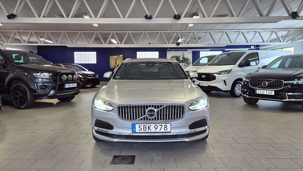 SBK978 · Volvo V90 2022 hybrid-kombi från sidan — Transport Bil Syd Skåne
