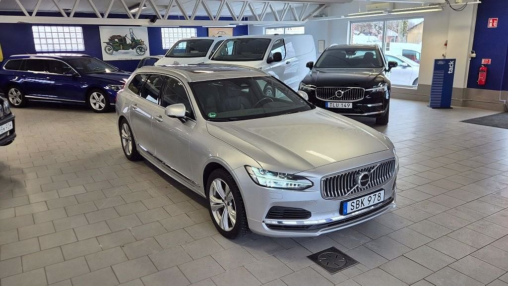 SBK978 · Volvo V90 2022 hybrid-kombi bakifrån — Transport Bil Syd Skåne