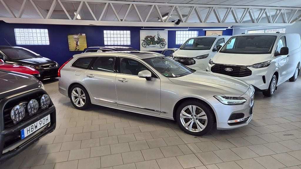 SBK978 · Volvo V90 2022 hybrid-kombi förarplats interiör — Transport Bil Syd Skåne