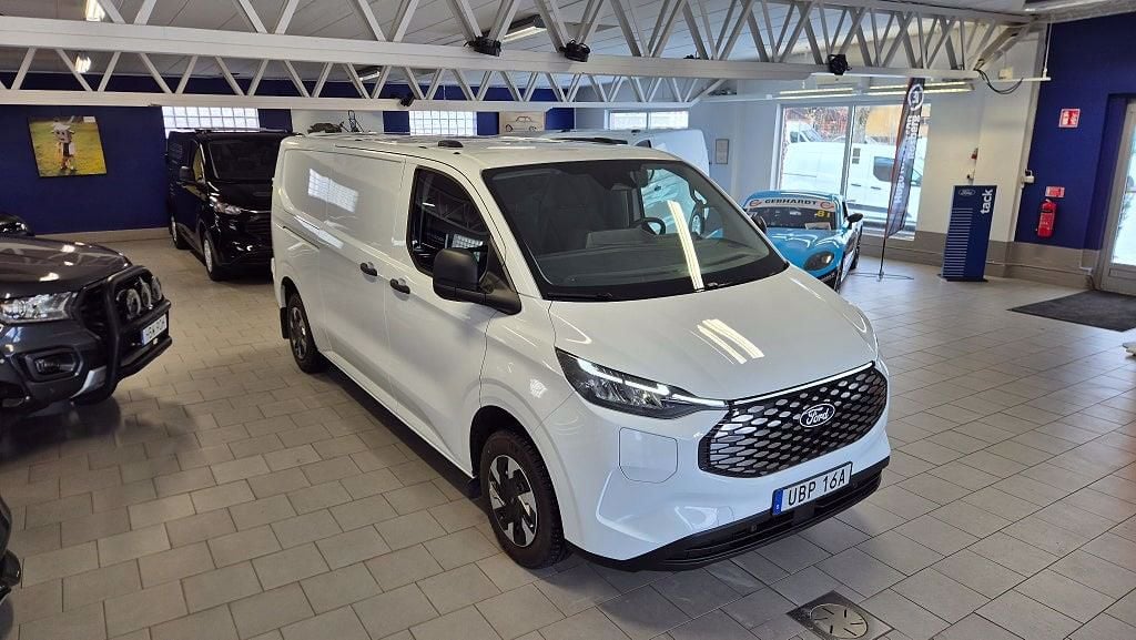 UBP16A · Ford E-Transit Custom 2025 elektrisk transportbil - skåp från sidan — Transport Bil Syd Skåne