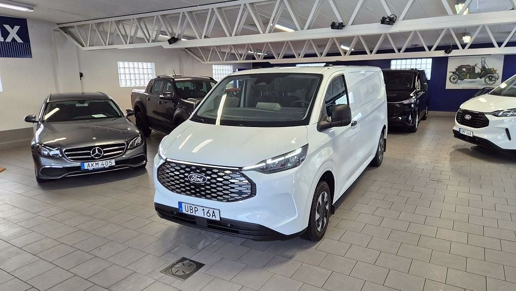 UBP16A · Ford E-Transit Custom 2025 elektrisk transportbil - skåp förarplats interiör — Transport Bil Syd Skåne