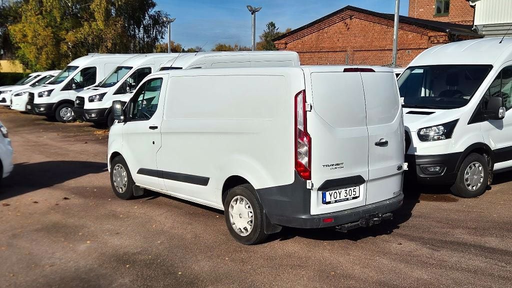 YOY305 · Ford Transit Custom 2017 diesel-transportbil - skåp bakifrån — Transport Bil Syd Skåne