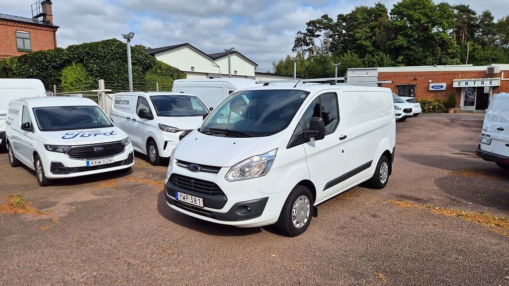 YWP381 · Ford Transit Custom 2018 diesel-transportbil - skåp framifrån — Transport Bil Syd Skåne