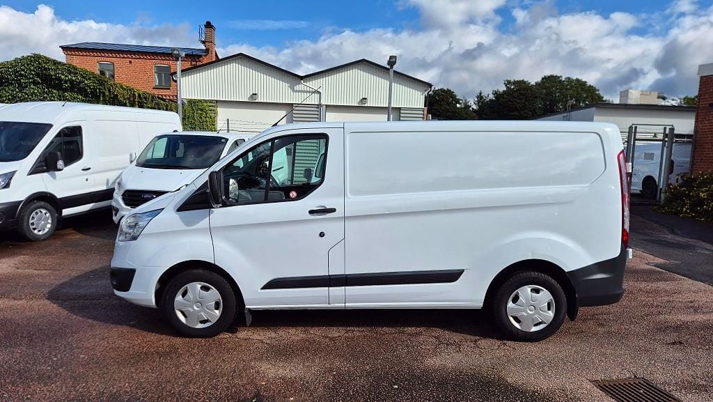 YWP384 · Ford Transit Custom 2018 diesel-transportbil - skåp bakifrån — Transport Bil Syd Skåne