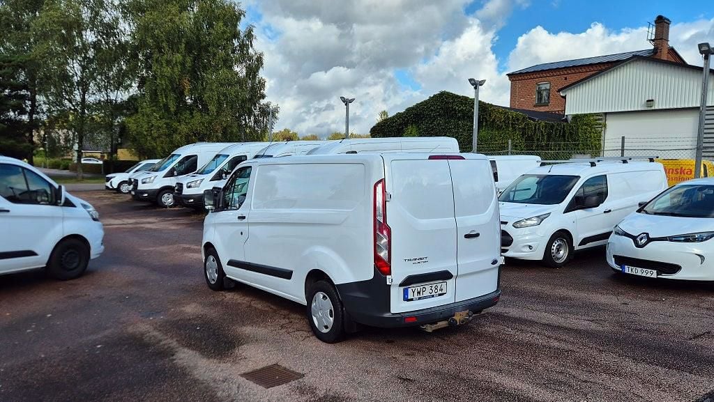 YWP384 · Ford Transit Custom 2018 diesel-transportbil - skåp förarplats interiör — Transport Bil Syd Skåne