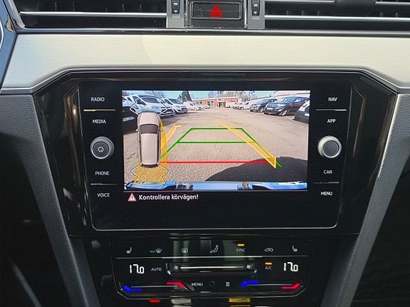NMH12M · Volkswagen Passat Alltrack 2023 diesel-kombi bakifrån — Transport Bil Syd Skåne