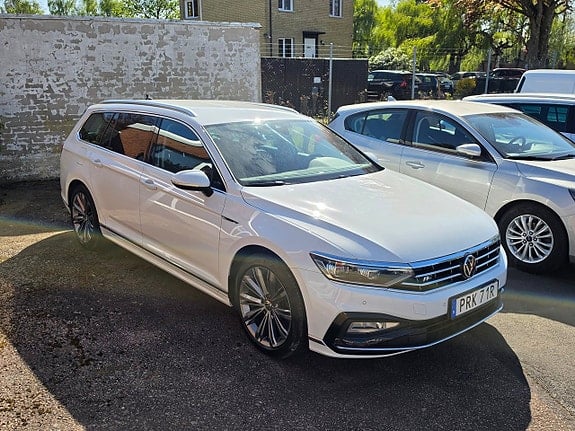PRK71R · Volkswagen Passat 2023 diesel-kombi framifrån — Transport Bil Syd Skåne