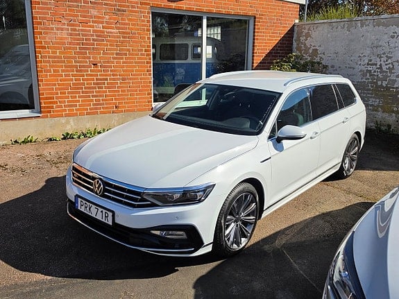 PRK71R · Volkswagen Passat 2023 diesel-kombi från sidan — Transport Bil Syd Skåne