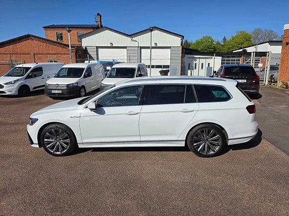 PRK71R · Volkswagen Passat 2023 diesel-kombi bakifrån — Transport Bil Syd Skåne