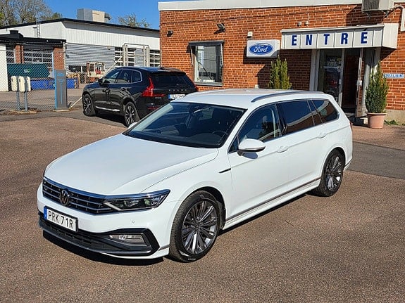PRK71R · Volkswagen Passat 2023 diesel-kombi förarplats interiör — Transport Bil Syd Skåne
